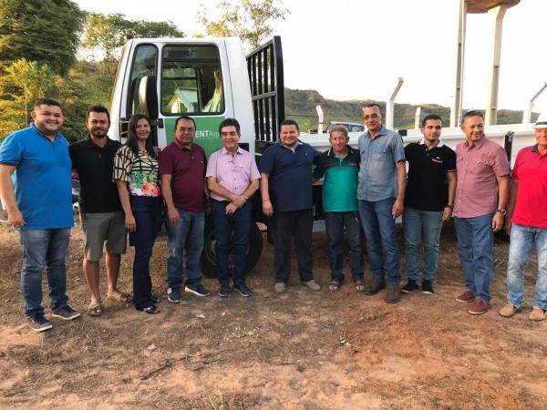 Prefeitura inaugura estrada e entrega carros em Santa Rosa do Piauí