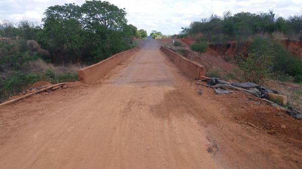A Prefeitura através da Secretaria de Obras está fazendo um trabalho no riacho do engano