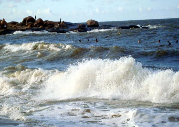 Marinha emite alerta de ressaca com ondas de até 3 metros no Piauí