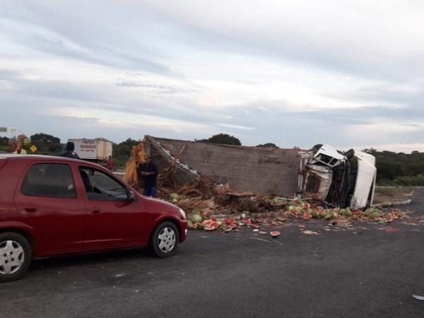 Caminhão carregado de melancia tomba na PI 143 na rotatória de acesso a Santo Inácio do Piauí 