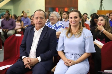 Juiz cassa mandato da prefeita e declara deputado Hélio Isaías inelegível
