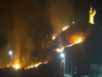Fogo atinge Morro do Leme em Oeiras 