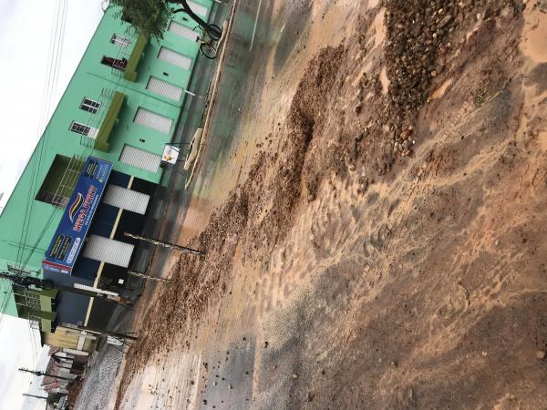 Obra do SAAE deixa BR 230 em Oeiras parcialmente interditada 