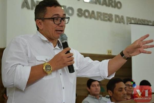Prefeito de Francinópolis sai em defesa de mulher que foi xingada por Oeirense