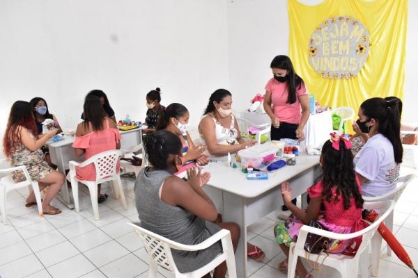 Grávidas assistidas pelo CRAS participam de curso de artesanato com Biscuit