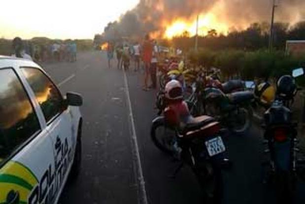 Carreta que transportava 10 veículos incendeia em Canto do Buriti