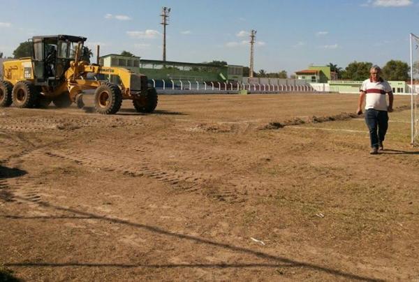 Começa trabalhos para colocação de um novo gramado no Estádio Deusdeth de Melo, em Campo Maior