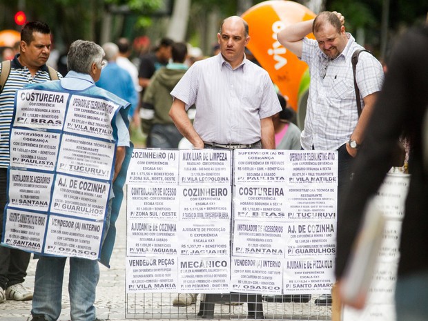 Desemprego cai em novembro, mas é maior em 7 anos