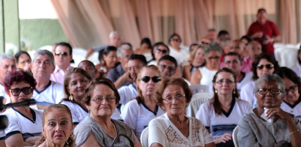 Turma  da Escola Farmacêutico João Carvalho homenageia docentes quase 50 anos depois 