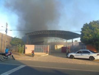 Incêndio destrói depósito de peças de carros em Oeiras