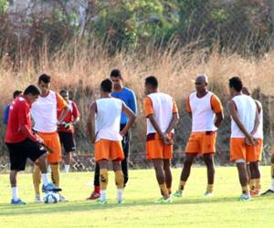 Dupla invade Centro de Treinamento e faz assalto aos jogadores do River