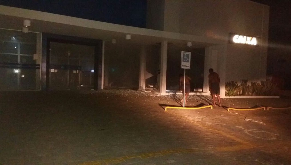 Bandidos  trocam tiros com a polícia em assalto a Caixa Econômica Federal em Oeiras 