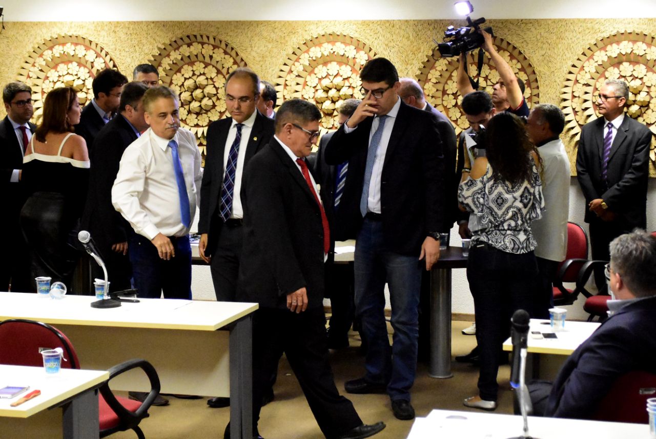 Deputados trocam ameaças em votação na CCJ: 