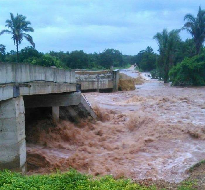 Após fortes chuvas, ponte entre cidades do Piauí é destruída pela água 