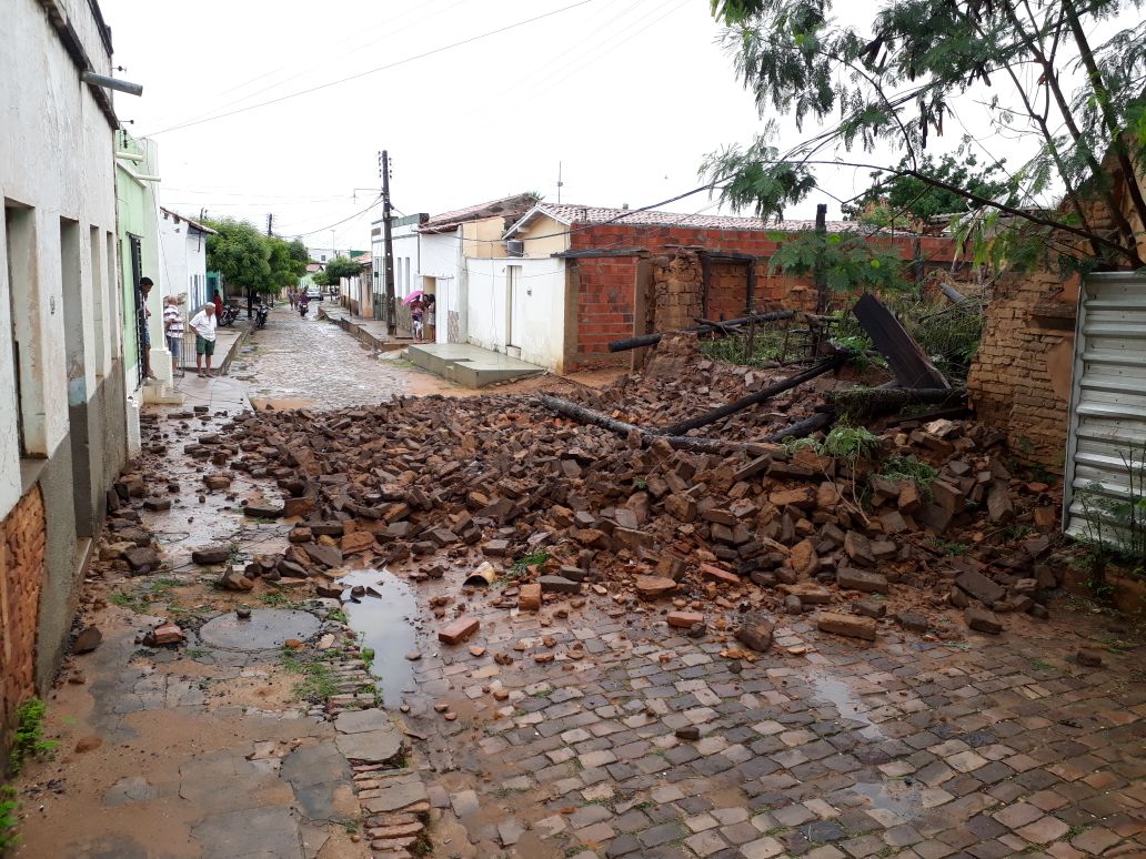 Casarão histórico desaba no centro de Oieras