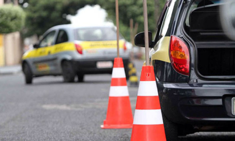 Autoescolas farão manifestação contra problemas no Detran e aumento no valor da CNH 